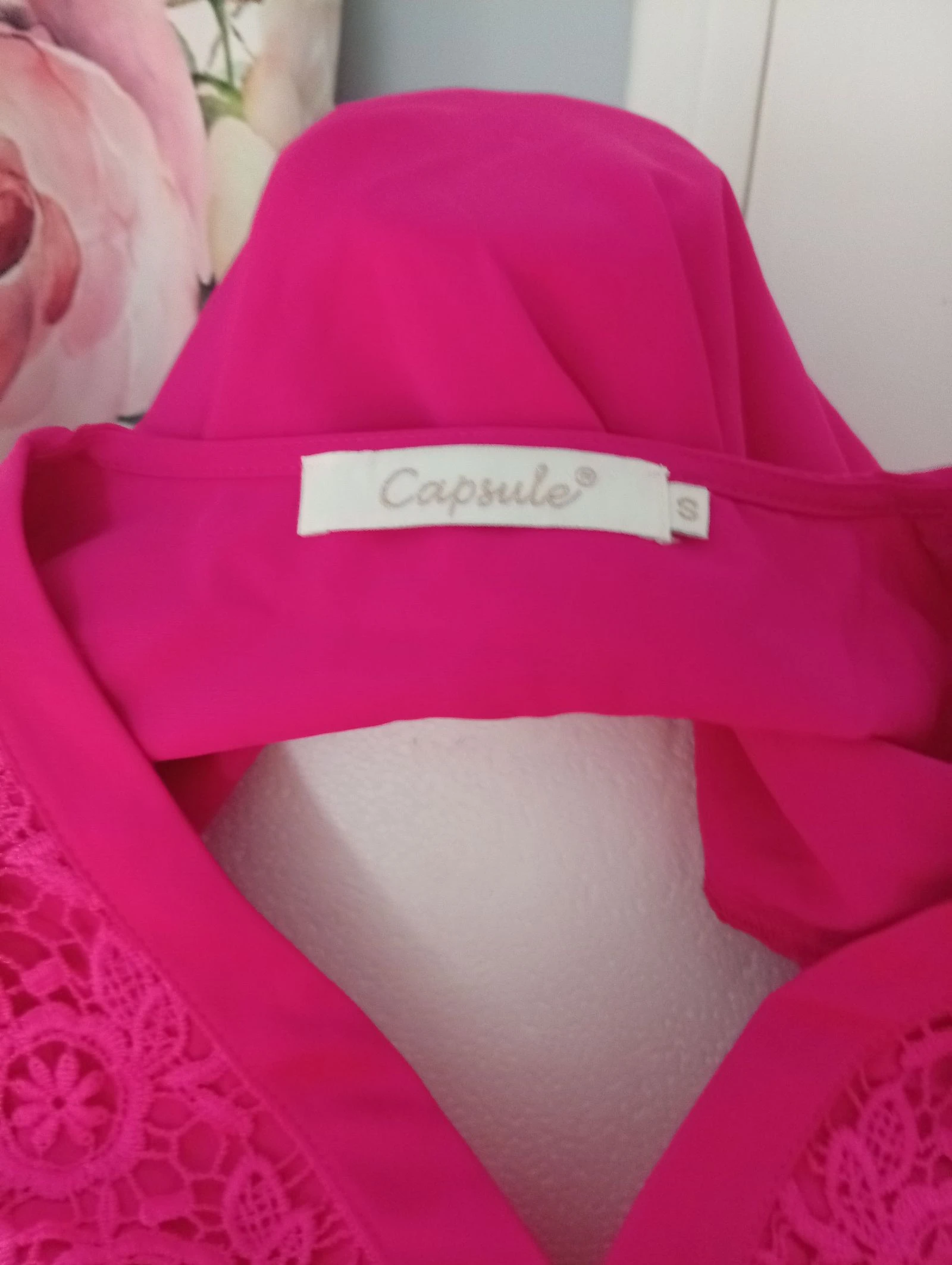 Blusa ligera con cuello abotonado y detalle de encaje – photo 3